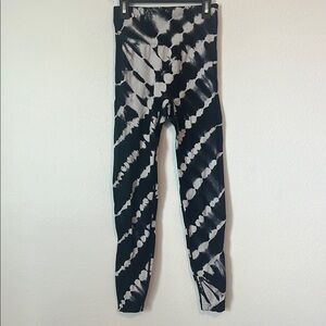 PINK VICTORIA’S SECRET Black & White Tie Dye Seamless Leggings